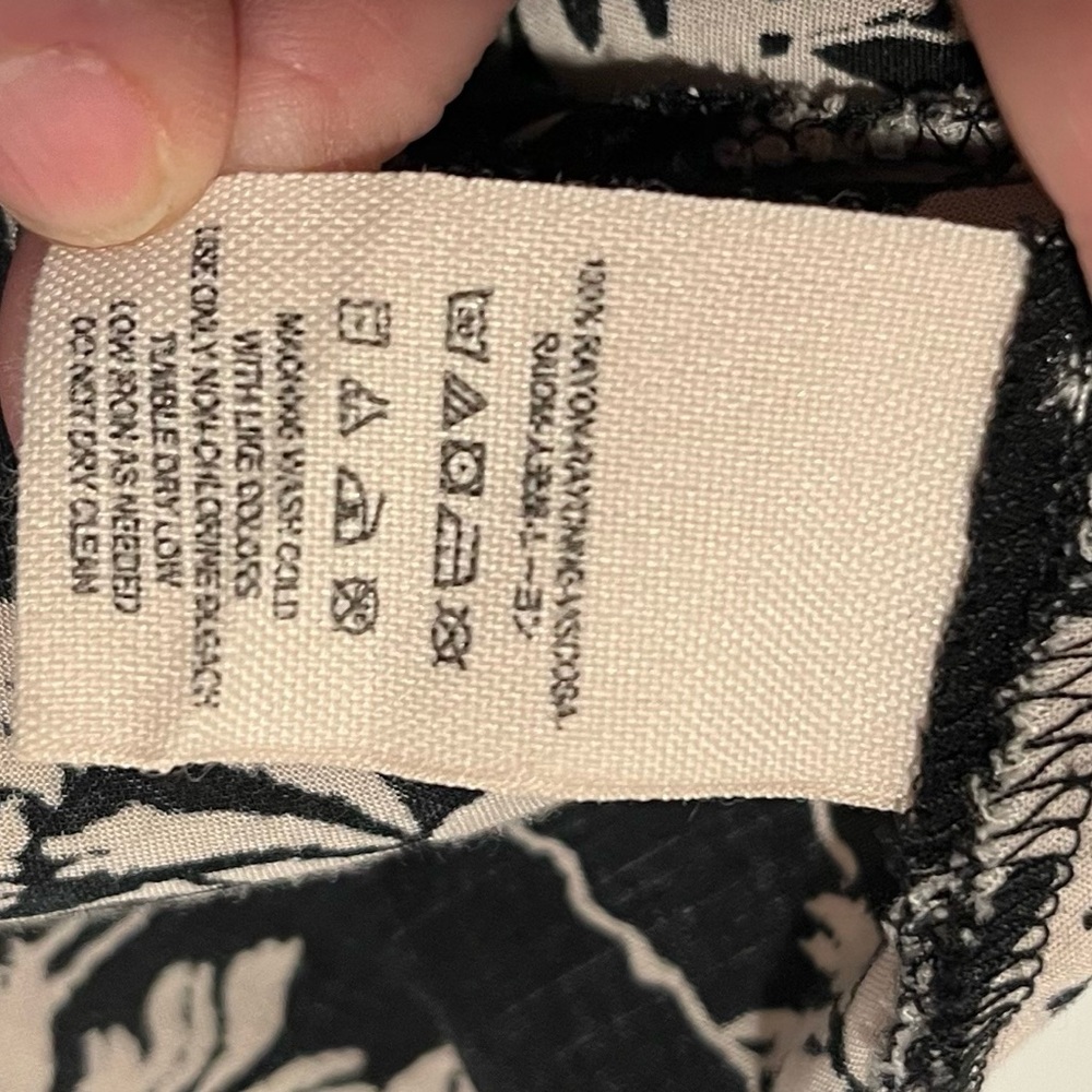 4 for $40 SALE! Free People Sheila Floral Print Shorts, Black/Blush, Size 10 - Picture 5 of 11